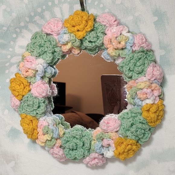 Handmade Round Crochet Floral Framed Mirror Wall Decor - Picture 2 of 9